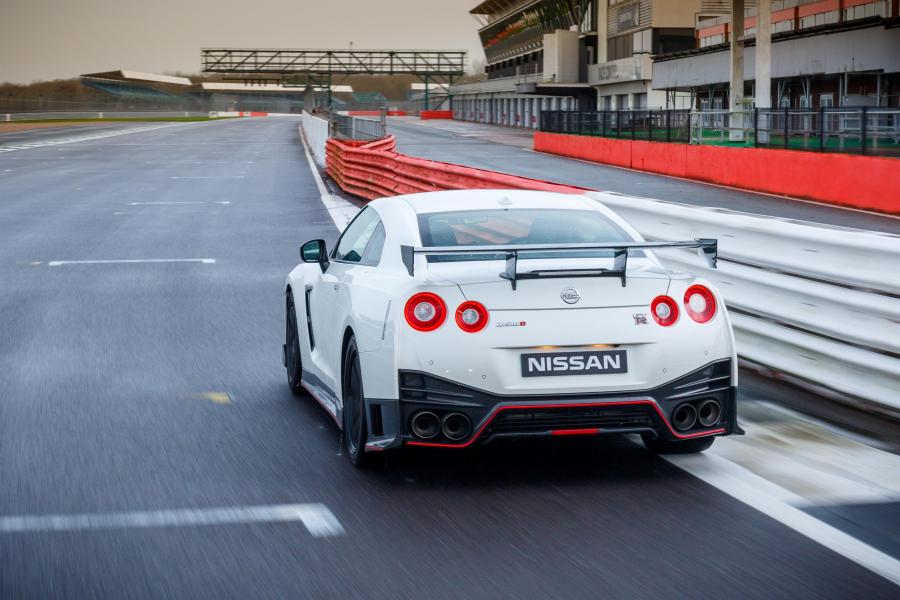  Nissan GT-R Nismo 2017 года  (UK) (фото 8 из 21)